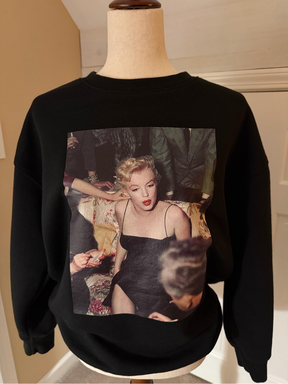Black Graphic Crewneck Sweatshirt with Vintage Marilyn Monroe Photo Print